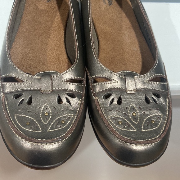 Clarks bendable leather flats slip ons Metallic bronze EUC size 7 - Picture 3 of 13